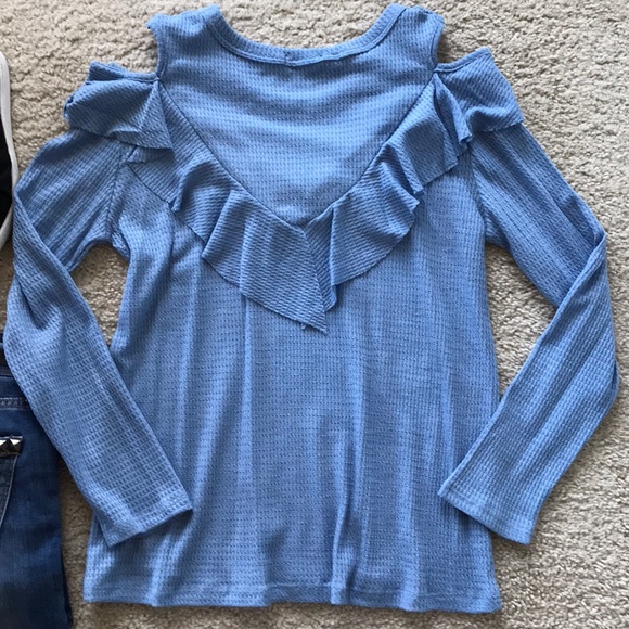 ♥️1 SM 1 MED♥️Long Sleeve Cold Shoulder Top - Picture 7 of 8
